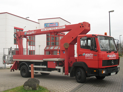 LKW-Arbeitsbühne / Hubsteiger mit einer Arbeithöhe 18 Meter mieten. Seitl. Reichweite 13 Meter, Tragkraft max. 265kg LKW-Arbeitsbühne / Hubsteiger mit 18 Meter Arbeithöhe mieten. Seitl. Reichweite 13 Meter, Tragkraft max. 265kg