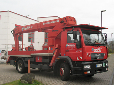 LKW-Arbeitsbühne / Teleskopsteiger L220-001 mit einer Arbeitshöhe von 22 m mieten. Seitl. Reichweite 16 m, Tragkraft max. 265 kg ✅Arbeitshöhe 22 m ✅Tragkraft max. 265 kg ✅Für enge Zufahrtswege ✅Extrem schmale Stützung ✅Jetzt reservieren ☎ 0221 - 888 110 200
