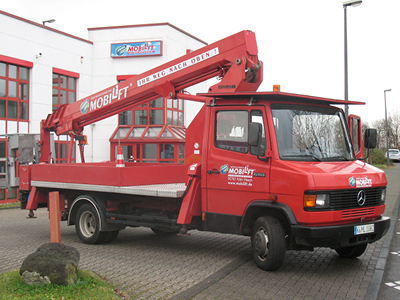 LKW-Teleskop-Arbeitsbühne L220-002 mit einer Arbeitshöhe von 22 Meter mieten. Seitl. Reichweite 12 m, Tragkraft max. 200 kg LKW Hubsteiger ✅Arbeitshöhe 22 m ✅Max. Traglast 200 kg ✅Leicht, wendig und schmal stützend ✅ Jetzt reservieren☎ 0221 - 888 110 200
