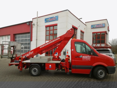 LKW-Arbeitsbühne / Hubsteiger L220-004 mit einer Arbeitshöhe 22 Meter mieten. Seitl. Reichweite 14 Meter, Tragkraft max. 200kg Leichter Teleskop-Hubsteiger ✅Bis 22 m Arbeitshöhe ✅Auf Crafter-Basis✅Wendig und schmal stützend ✅Jetzt reservieren ☎ 0221 - 888 110 200
