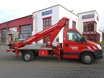 LKW-Arbeitsbühne / Hubsteiger L220-005 mit einer Arbeitshöhe 22 Meter mieten. Seitl. Reichweite 14 Meter, Tragkraft max. 200kg Hubsteiger auf Sprinter-Basis ✅Bis 22 m Arbeitshöhe ✅Flexibler Korb mit moderner Ausstattung ✅Für verwinkelte Ecken. ✅Jetzt reservieren ☎ 0221 - 888 110 200