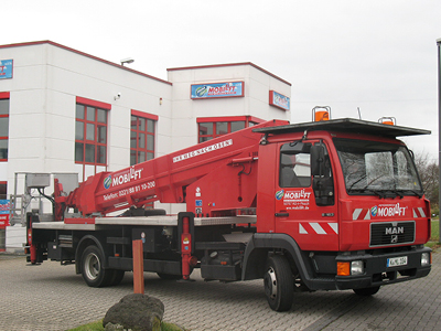 LKW-Arbeitsbühne / Hubsteiger L300-002 mit einer Arbeitshöhe 30 Meter mieten. Seitliche Reichweite 18,90 m mit max. Tragkraft 200 kg LKW-Teleskop-Arbeitsbühne mit Diesel- und Elektroantrieb ✅ Arbeitshöhe bis 30 m ✅Moderner Sicherheitsstandard ✅Jetzt reservieren ☎ 0221 - 888 110 200