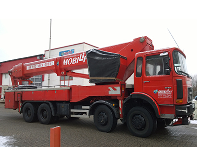 LKW-Arbeitsbühne / Hubsteiger L455 mit einer Arbeitshöhe von 45 Meter mieten. Seitliche Reichweite 32 m, Tragkraft 500 kg Foto LKW-Arbeitsbühne / Hubsteiger L455