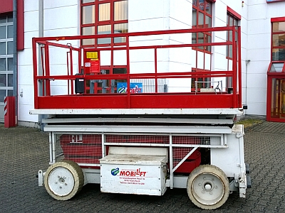 Scheren-Arbeitsbühne S098 mit einer Arbeitshöhe von 9,80 Meter mieten. Durchfahrtshöhe 1,58 m, max. Tragkraft 850 kg Leistungsstark ✅Innen+Außen ✅Bis 9,80 m Arbeitshöhe ✅850 kg Traglast ✅Flexibel am Einsatzort ✅Jetzt reservieren ☎0221-88811020
