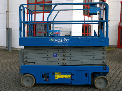 Scheren-Arbeitsbühne S115-001 mit einer Arbeitshöhe von 11,68 Meter mieten. Durchfahrtshöhe 1,97 m, max. Tragkraft 320 kg Foto von Scheren-Arbeitsbühne Mobi S115-001