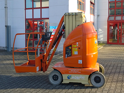 Extrem schmaler Hubsteiger &#9989;Arbeitshöhe bis 10,10 m &#9989;Optimal für geschlossene Räume &#9989;Vollgummibereifung &#9989;Jetzt reservieren &#9742; 0221 - 888 110 200