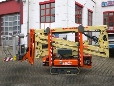 Teleskop-Arbeitsbühne T170 mit einer Arbeitshöhe von 17,06 Meter mieten. Seitliche Reichweite 7,50 m, Tragkraft max. 20 kg Foto von Raupen-Gelenkteleskop-Arbeitsbühne T170 mit weißen Gummiketten