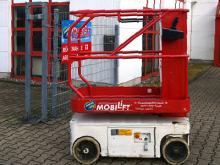 Batteriebetriebener Senkrechtlift &#9989;Schmale Bauweise &#9989;5,70 m Arbeitshöhe &#9989;Optimal für schmale Gänge &#9989;Jetzt reservieren &#9742; 0221 - 888 110 200